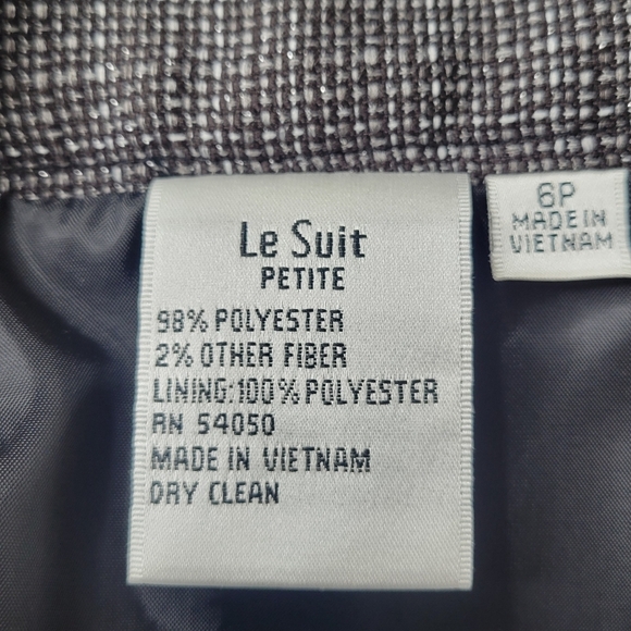 Le Suit Skirt Suit Size 6P Black Textured Pleated Hem Pockets 4 Button Lined - Picture 8 of 9